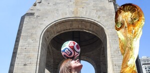 Capitalinos emocionados por la llegada del trofeo de la Copa Mundial de la FIFA en la Ciudad de México.