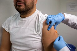 Persona recibiendo una vacuna contra el sarampión.