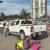 Momento en que una camioneta pick up blanca arrolla a manifestantes durante una protesta por el caso Clarisa Rodríguez, hecho captado en video.