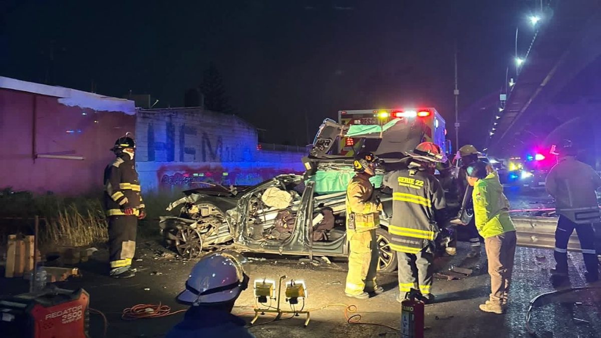 bomberos intentan rescatar a un conductor que se accidentó en la autopista méxico puebla