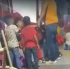 un hombre golpea a un niño frente a otros menores en un parque de oaxaca