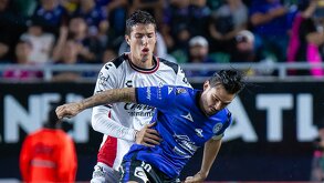 Jugadores de Mazatlán y Atlas en un partido del Apertura 2025.