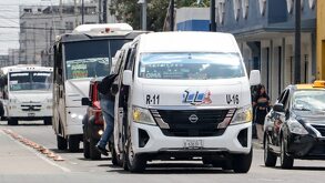 vehículos de transporte público circulando en calles de puebla