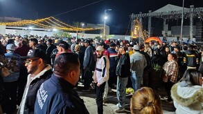 Autoridades cancelando un baile masivo en la colonia José Luz Torres tras la explosión de pirotecnia en Torreón.