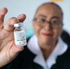 una enfermera sostiene una vacuna contra el sarampión