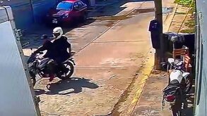 dos hombres en motocicleta afuera del restaurante el calamar en coatzacoalcos