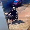 dos hombres en motocicleta afuera del restaurante el calamar en coatzacoalcos