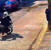 dos hombres en motocicleta afuera del restaurante el calamar en coatzacoalcos