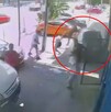 Captura del momento exacto en el que un hombre atropella a su padre y dos personas más en San Justo, Argentina.