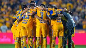 Jugadores de Tigres previo a comenzar el partido ante Toluca en la fecha 3 de la presente temporada en el Estadio Universitario.