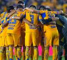 Jugadores de Tigres previo a comenzar el partido ante Toluca en la fecha 3 de la presente temporada en el Estadio Universitario.