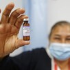 Personal de salud sujetando vacuna contra el sarampión.