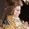 Figura de la Virgen de San Juan de los Lagos con las manos juntas en oración vista de perfil