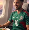 Hombre con la camiseta de la Selección Mexicana en un avión.