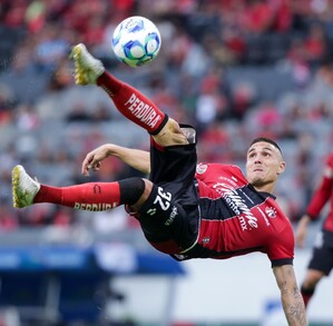 Uros Durdevic lanzándose una chilena con el equipo de Atlas.