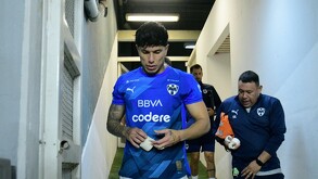 Carlos Salcedo saliendo del túnel del Estadio Monterrey previo a calentar.