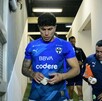 Carlos Salcedo saliendo del túnel del Estadio Monterrey previo a calentar.