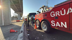 En menos de 24 horas se registraron dos asaltos a camiones en la autopista México-Puebla, que dejaron cuatro pasajeros lesionados.