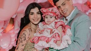 Karely Ruiz y su hija en su fiesta de cumpleaños