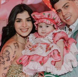 Karely Ruiz y su hija en su fiesta de cumpleaños