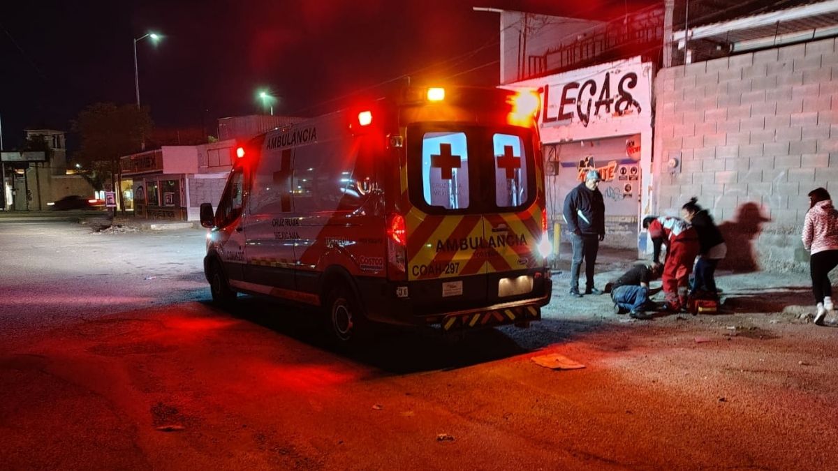 Paramédicos atendiendo al hombre golpeado