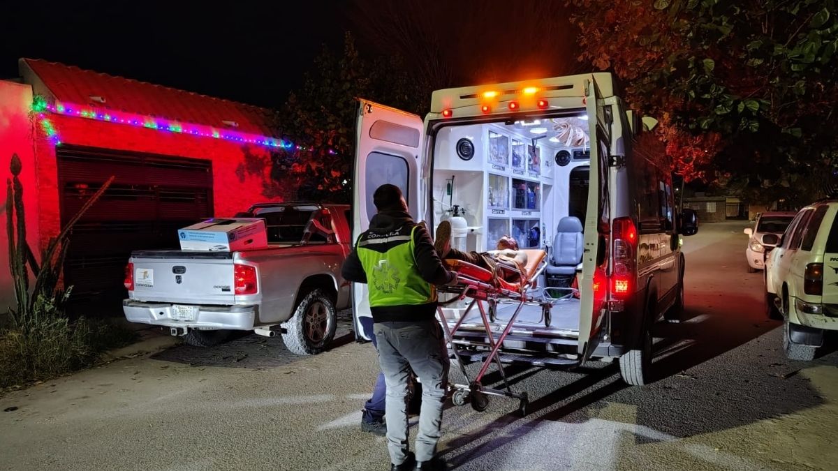 Hombre atendido por paramédicos en Torreón