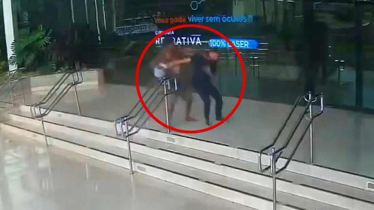 Indigente golpeado a un hombre al exterior de una clínica oftalmológica al borde de unas escaleras y barandales metálicos