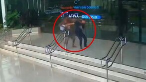 Indigente golpeado a un hombre al exterior de una clínica oftalmológica al borde de unas escaleras y barandales metálicos