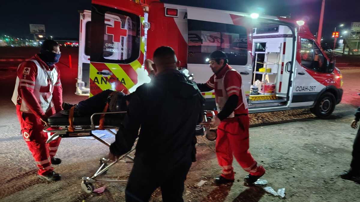 Hombre atendido por paramédicos de Cruz Roja