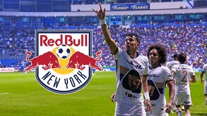 Jorge Ruvalcaba portando la playera de Pumas en un partido.