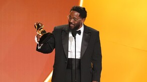 Kendrick Lamar acepta el premio al mejor álbum de rap por 