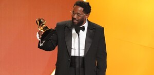 Kendrick Lamar acepta el premio al mejor álbum de rap por 