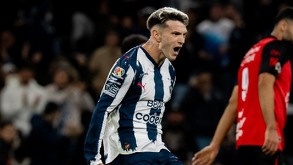 Luca Orellano festejando su primer gol con Rayados en Liga MX contra Xolos de Tijuana.