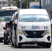 vehículos de transporte público circulando en calles de puebla