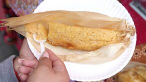 Personas consumiendo tamales