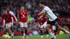 Raúl Jiménez cobrando un penalti contra el Manchester United.