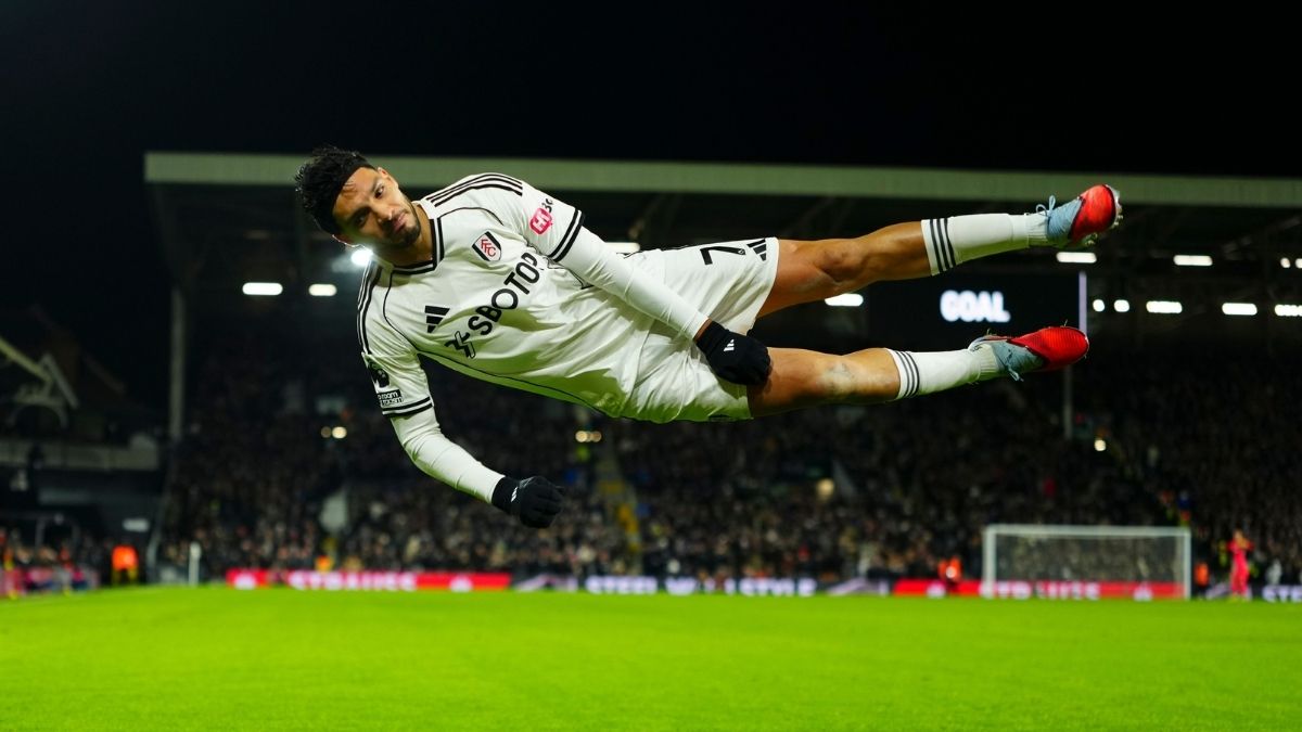 Raúl Jiménez festejando un gol con el Fulham,