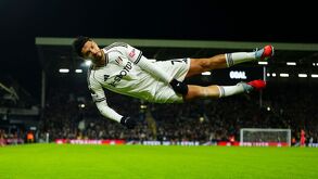 Raúl Jiménez festejando un gol con el Fulham,