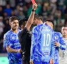 André-Pierre Gignac siendo expulsado por doble tarjeta amarilla en el partido León vs Tigres del Clausura 2026.