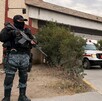 Se ve a un policía con uniforme y una pistola afuera de un Motel que se llama Motel Plaza Saltillo.