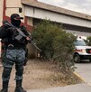 Se ve a un policía con uniforme y una pistola afuera de un Motel que se llama Motel Plaza Saltillo.
