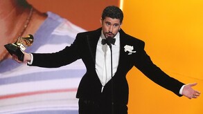 Bad Bunny sobre el escenario de los Premios Grammy.