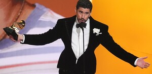 Bad Bunny sobre el escenario de los Premios Grammy.