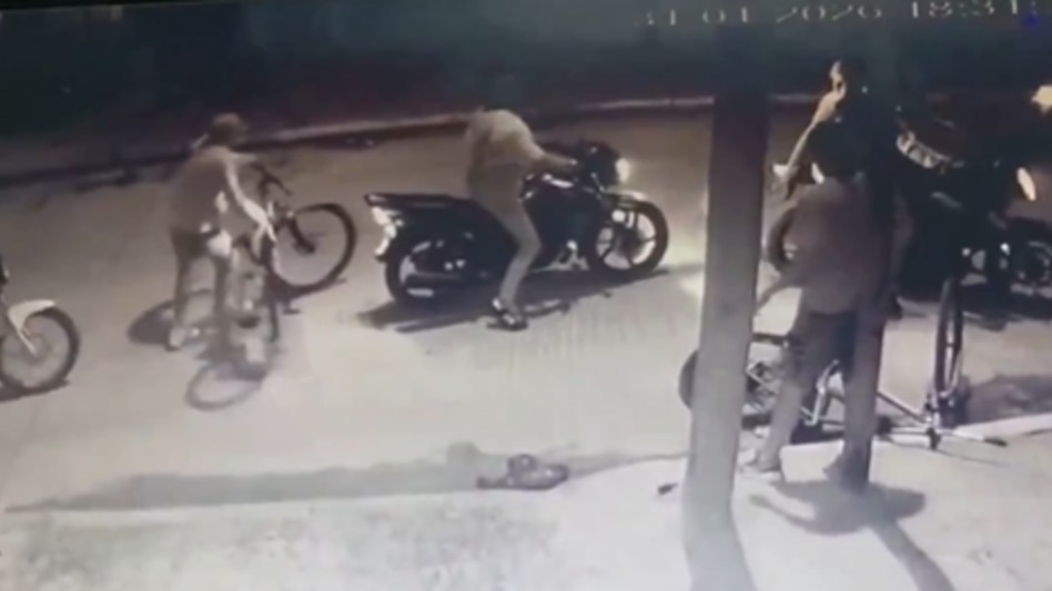 Captura de pantalla de cámaras de seguridad. Un joven es rodeado por otros que pretenden asaltarlo. El padre de la víctima salió en su defensa