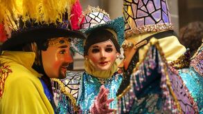 personas con máscaras y trájes de huehues del carnaval de puebla