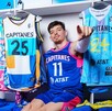 Tomás Chapero posando con los diferentes jerseys de los Capitanes de la Ciudad de México.