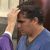 Sacerdote poniendo ceniza a una persona en la catedral
