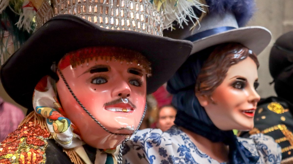 una persona con máscara de huehue del carnaval de puebla
