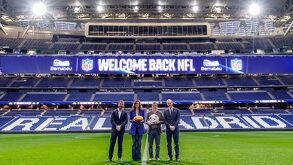 Directivos del Estadio Santiago Bernabéu y de la NFL en el anuncio del partido en el 2026.