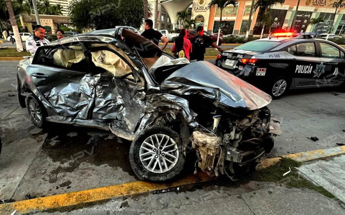 Vehículo chocado donde viajaba Clarisa en Puerto Vallarta